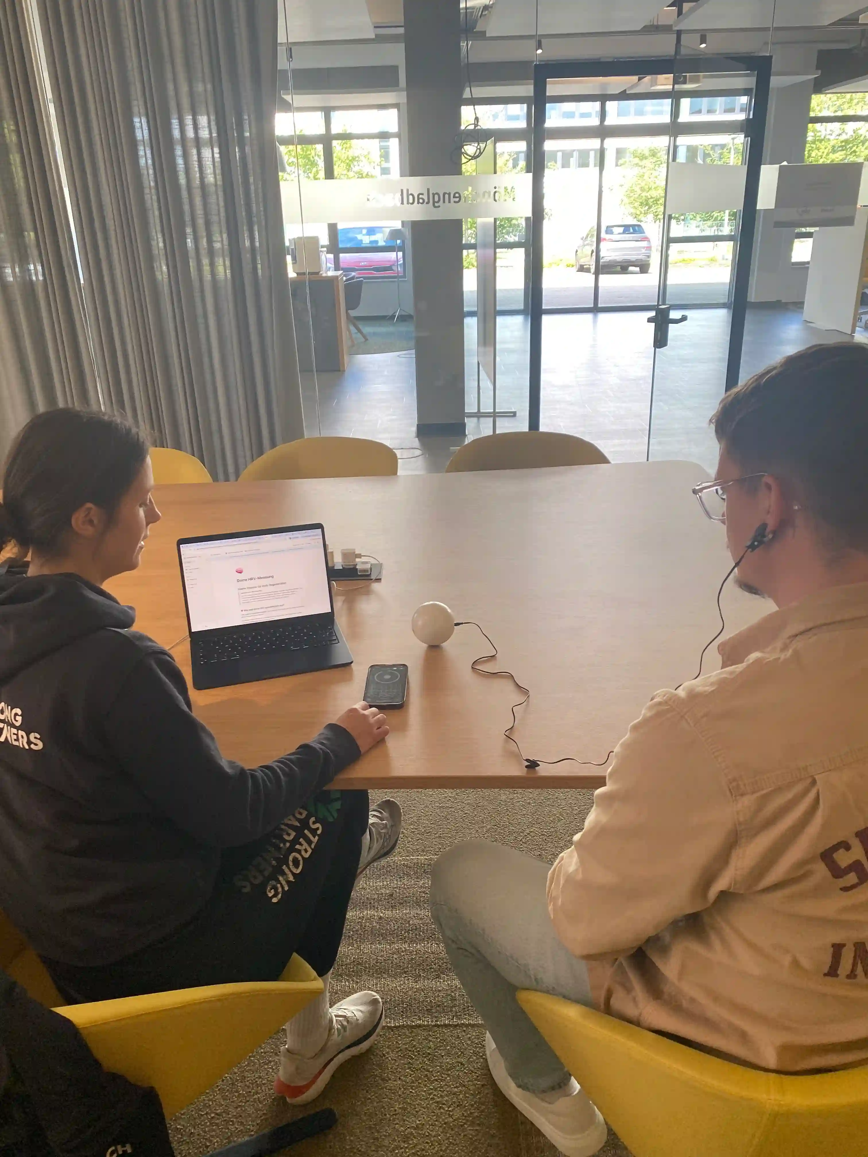 Kunde und Strong Partners Trainerin sitzen vor dem Laptop und führen gemeinsam die HRV-Messung durch