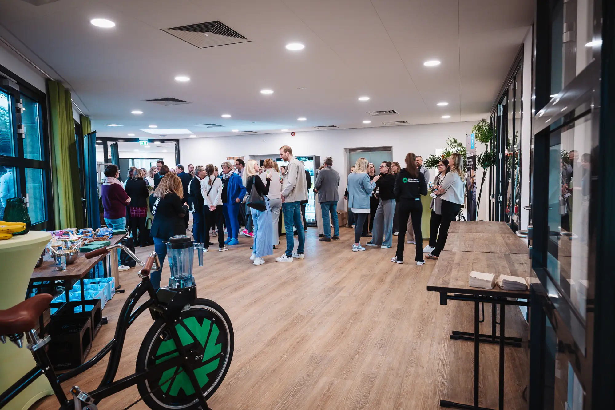 Menschenmenge an einem Gesundheitstag von Strong Partners