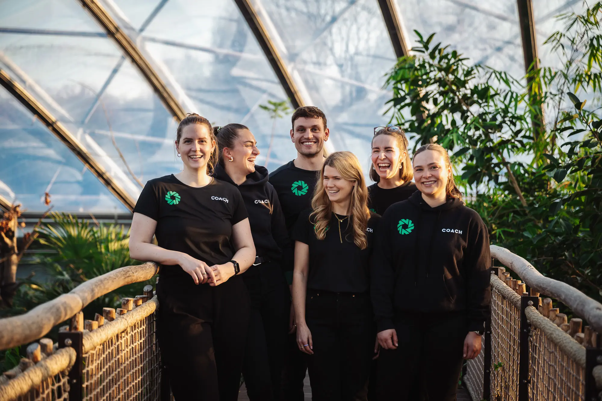 strong partners teamfoto auf dem alle am lachen sind