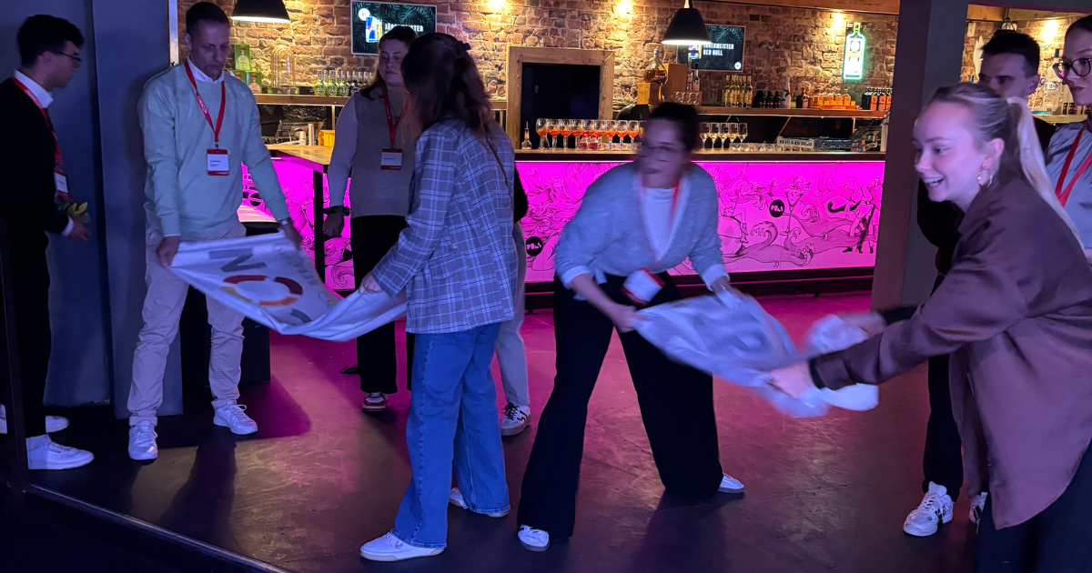 Studierende und Curacon-Mitarbeitende treten beim Recruiting-Event Meet. Eat. Compete. von Strong Partners gemeinsam bei der Office-Olympiade an