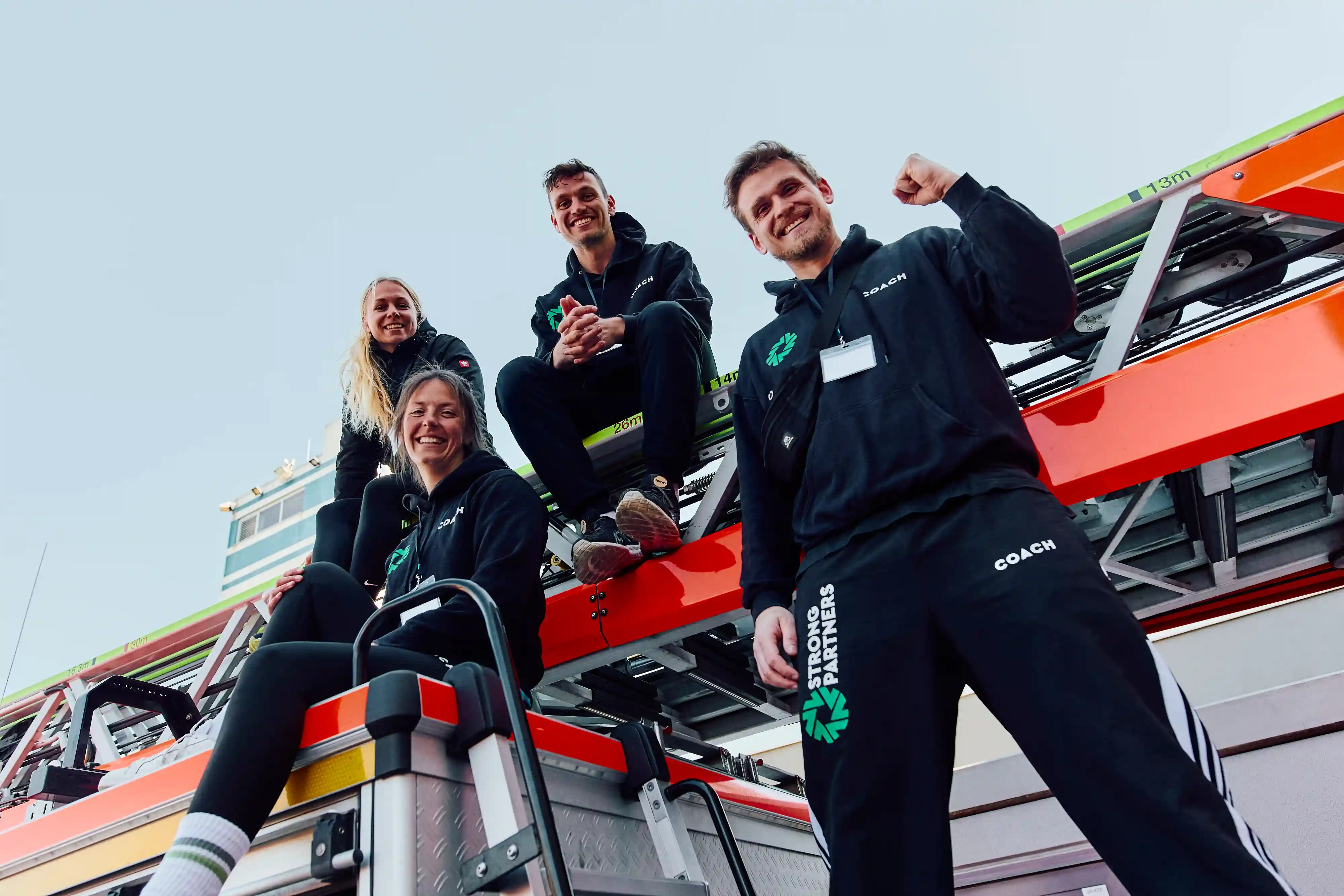 Strong Partners Team auf dem Einsatzkraft-Fahrzeug