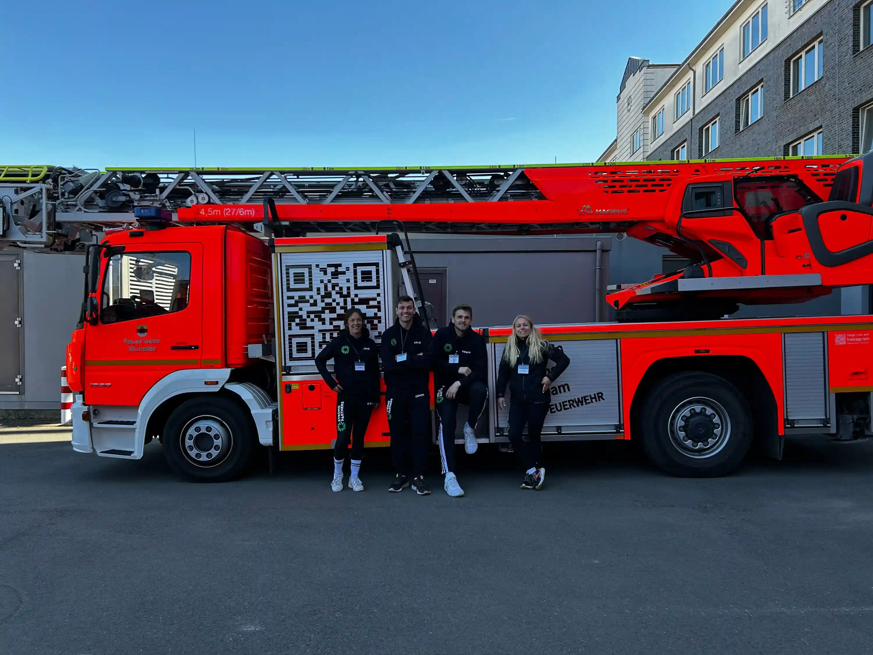Strong Partners Team vor dem Einsatzkraft-Fahrzeug