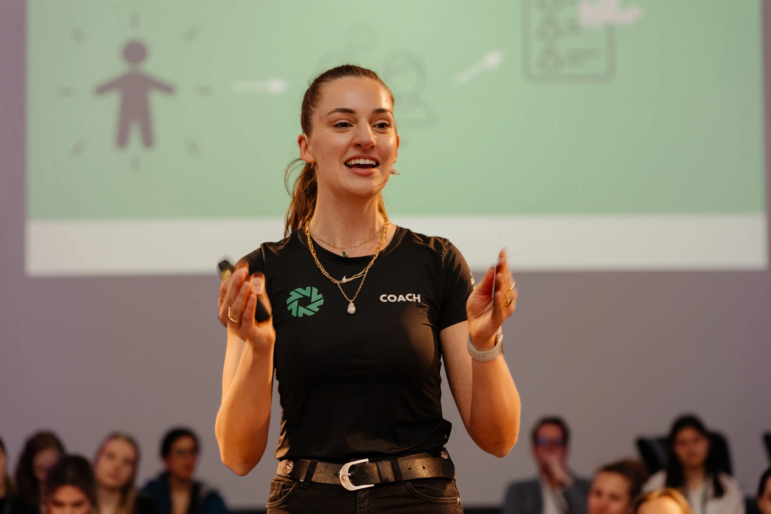 Paula Menninghaus bei einer Keynote von Strong Partners