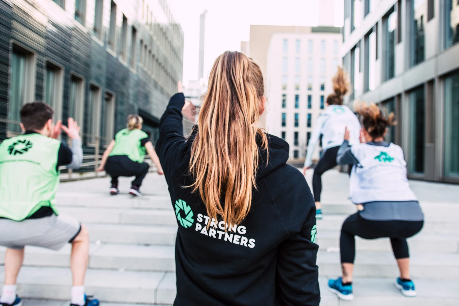 Strong Partners Coach leitet eine Sportgruppe an