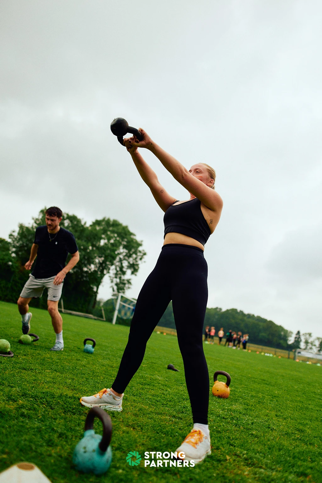 Junge Frau bei einer Kettlebell-Übung