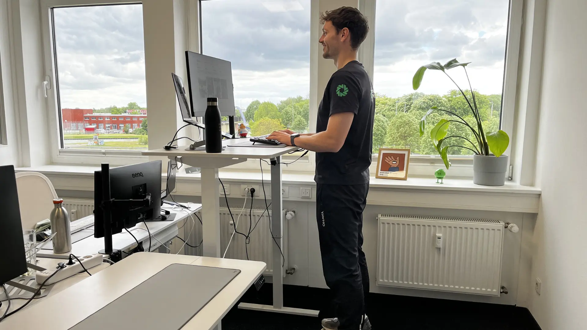 Raoul Lacalandra, Bewegungsexperte bei Strong Partners, in einer aufrechten Haltung am Stehschreibtisch