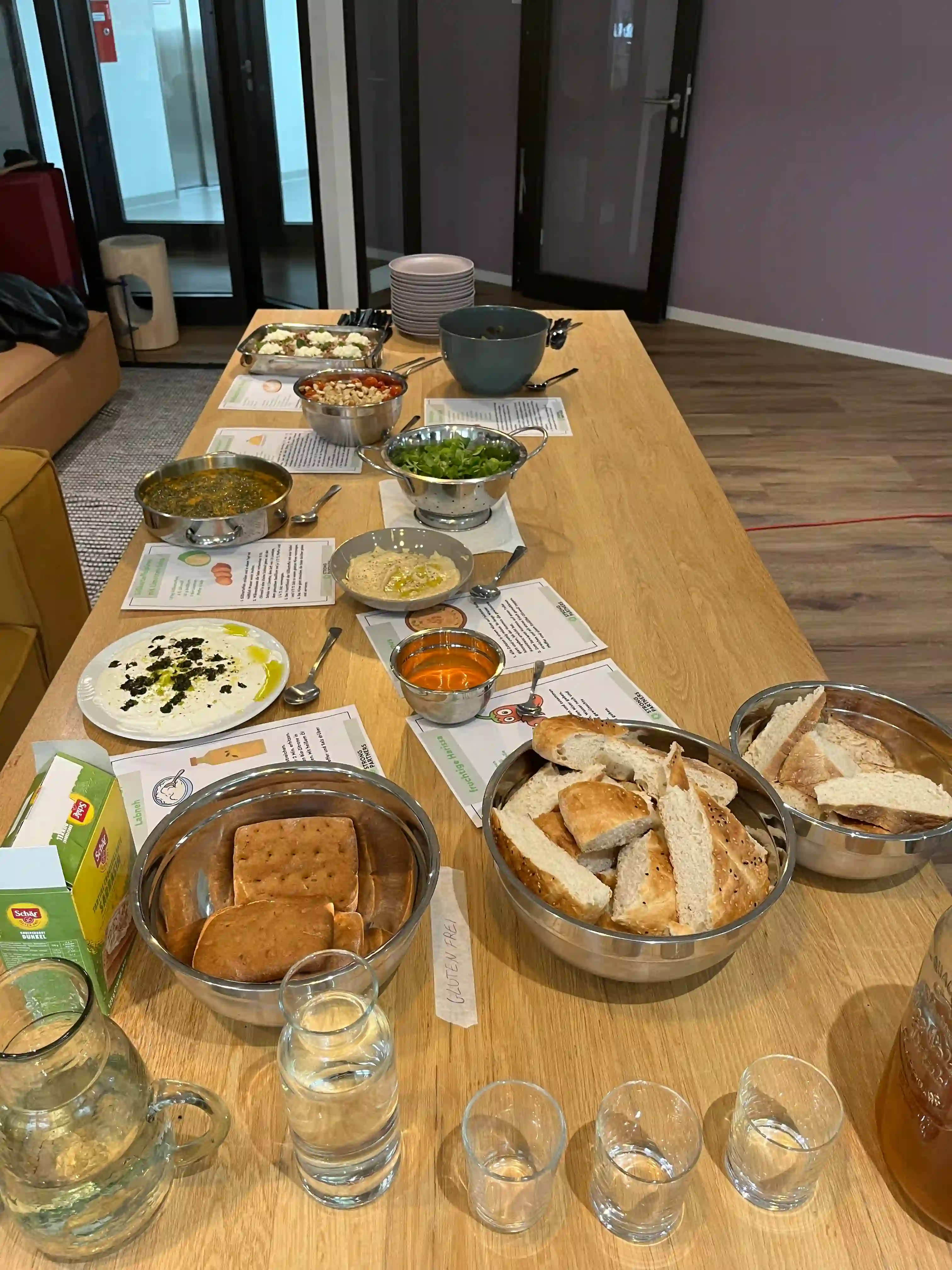 Tisch mit Lebensmitteln und Beschriftungen dazu im Strong Partners Workshop