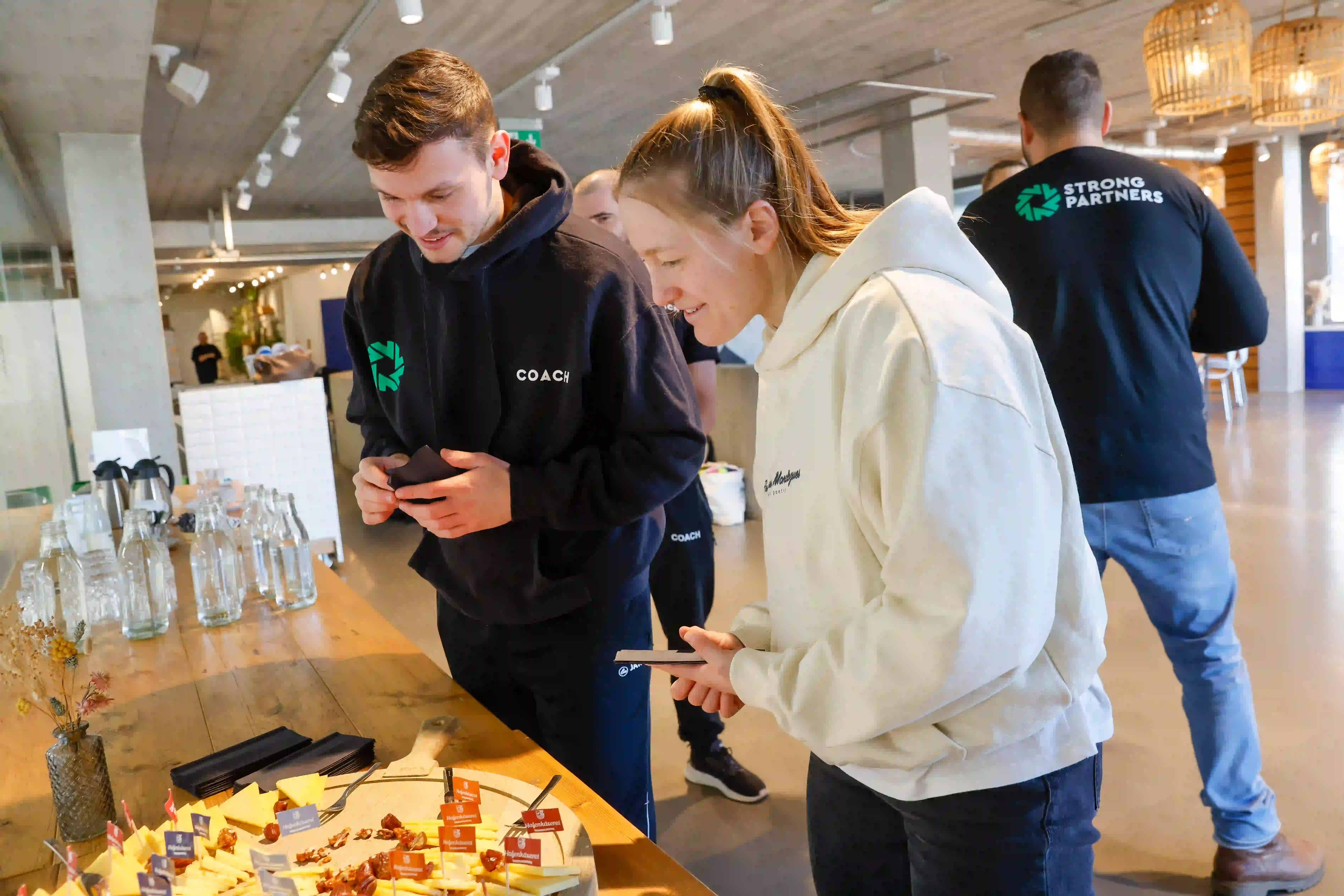 Strong Partners Coaches im Ernährungsworkshop am Buffet