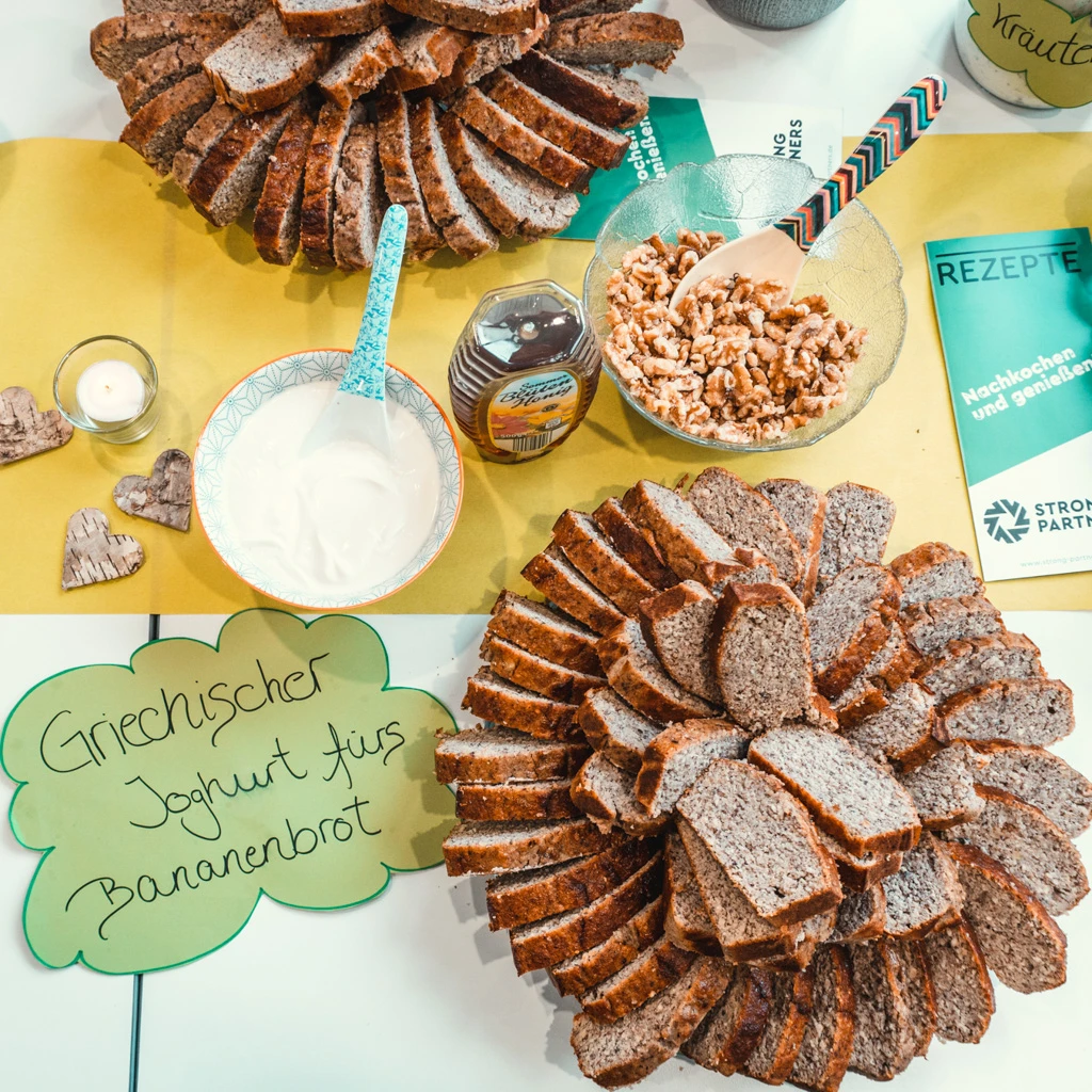 Aufgeschnittenes Brot und andere Lebensmittel mit Erklärung beim Ernährungsworkshop