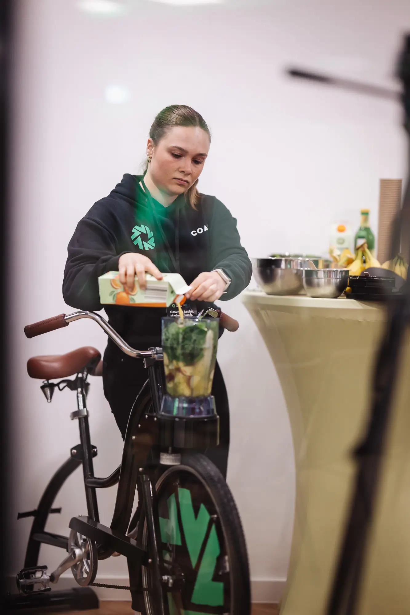 Strong Partners Coach am Smoothie Bike beim Befüllen