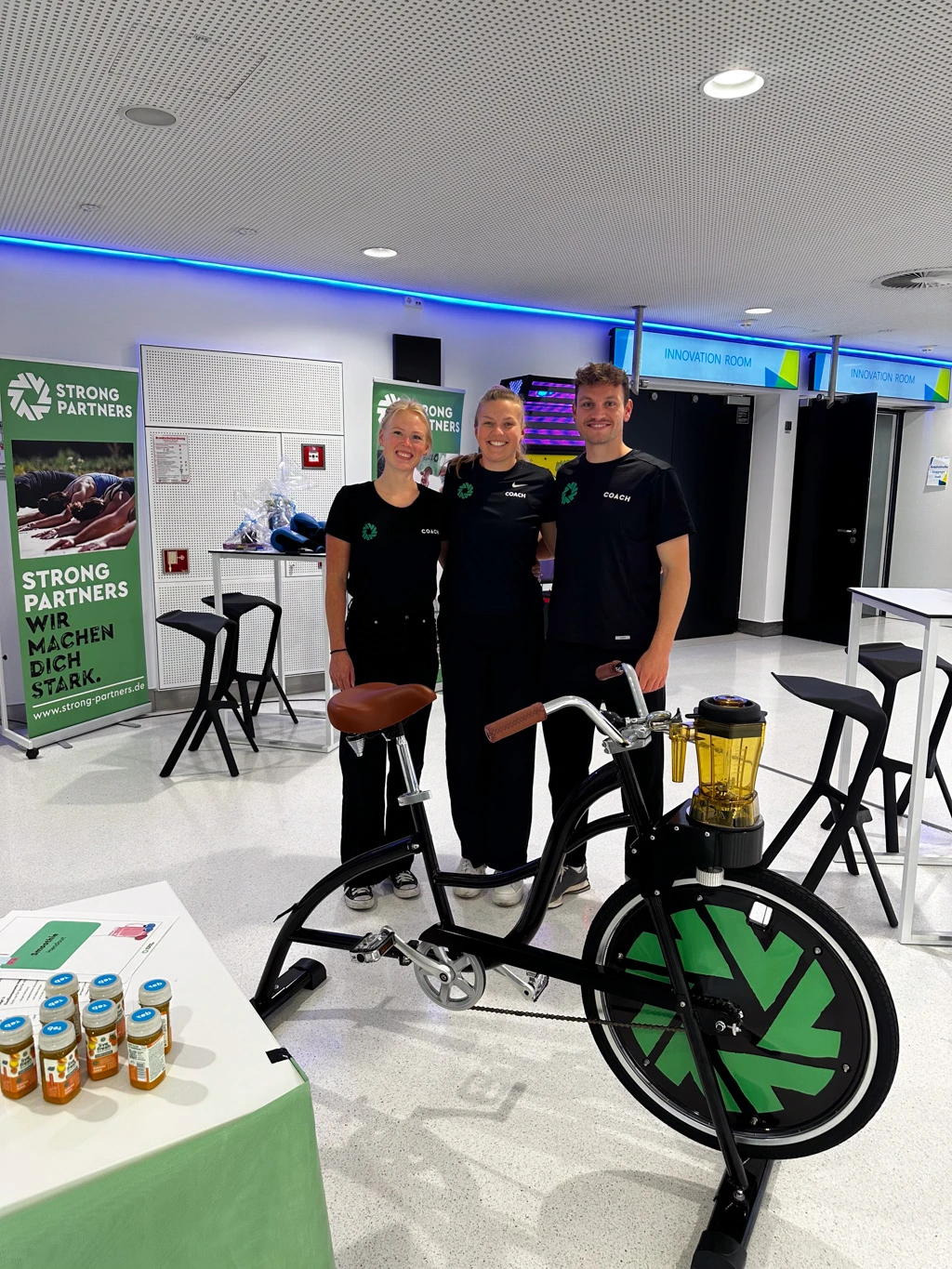 Strong Partners Coaches auf einem Event mit dem Smoothie Bike