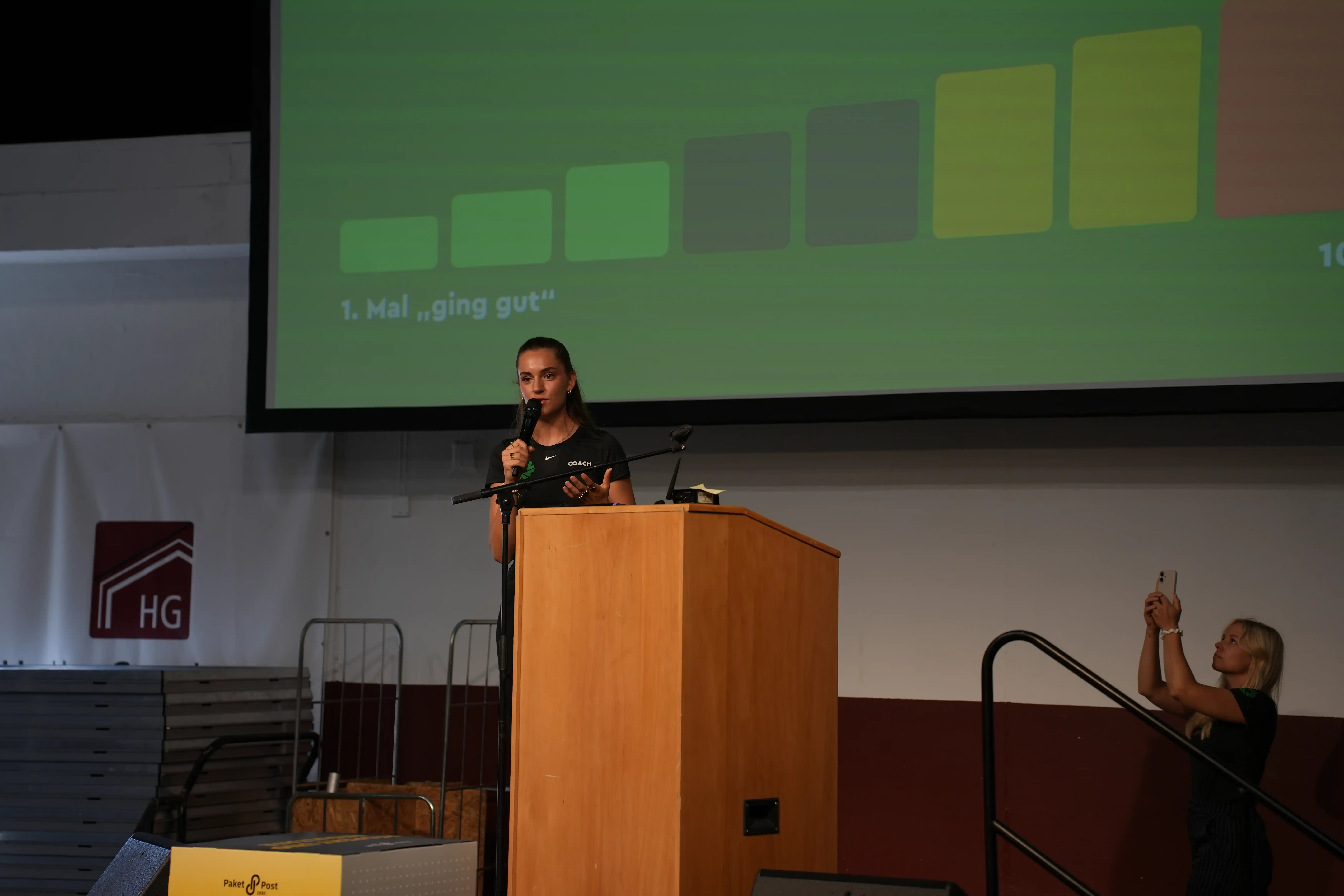 Paula Menninghaus bei einer Keynote an einem Rednerpult