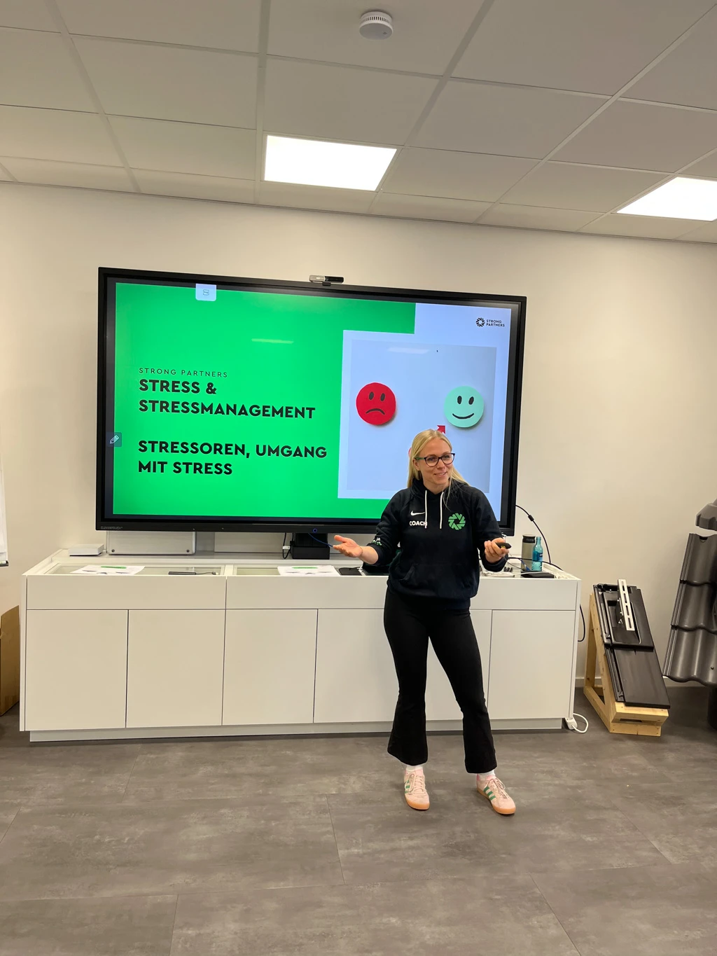 Strong Partners Mental Health coach vor einer präsentation