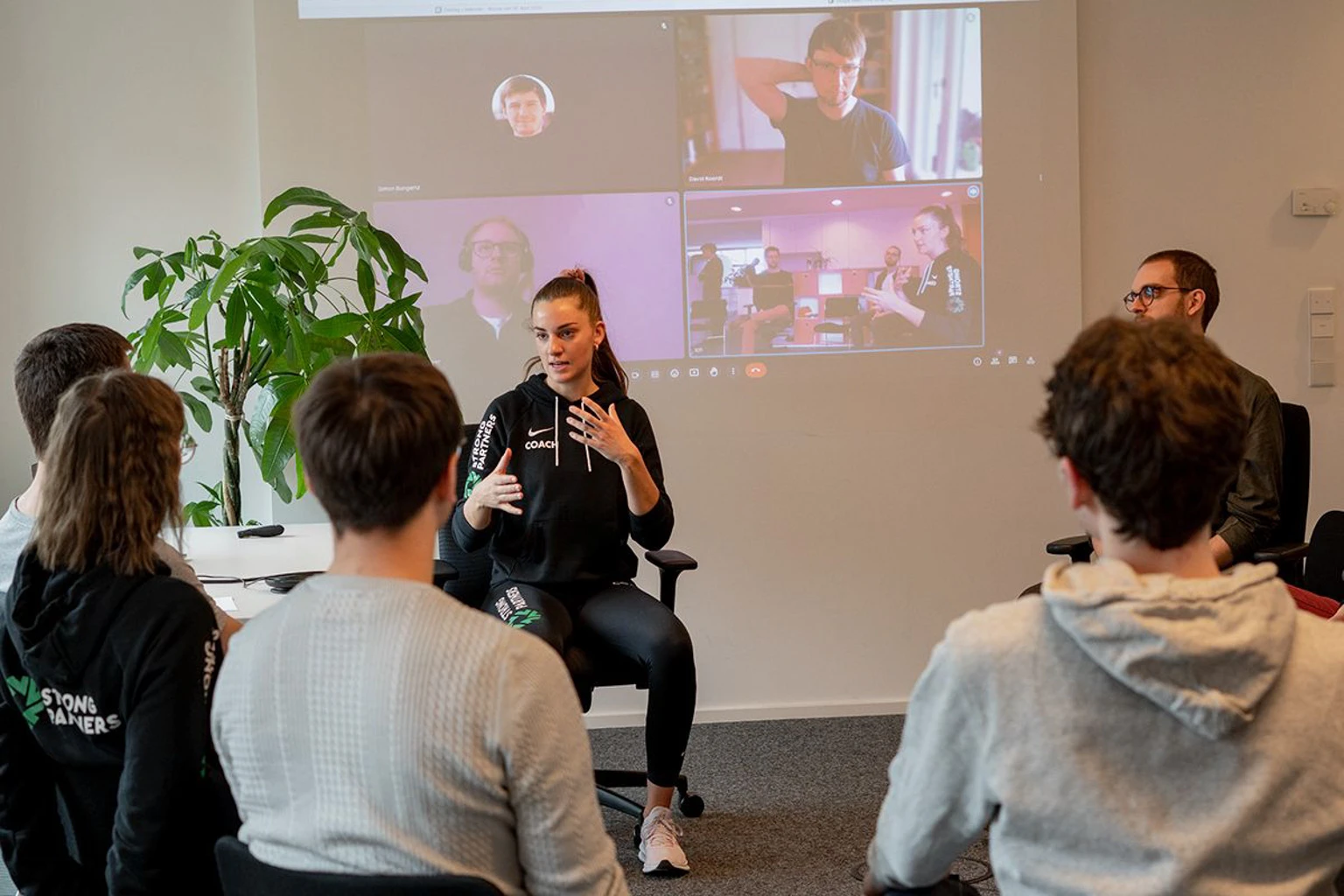 paula menninghaus gestikuliert in einem hybriden workshop setup