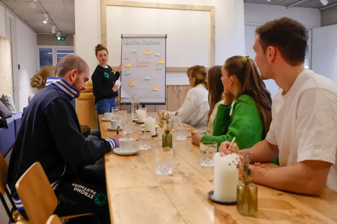 Team von Strong Partners bei einem Gesundheitstag im Unternehmen mit Präsentationsfläche und Markenbranding