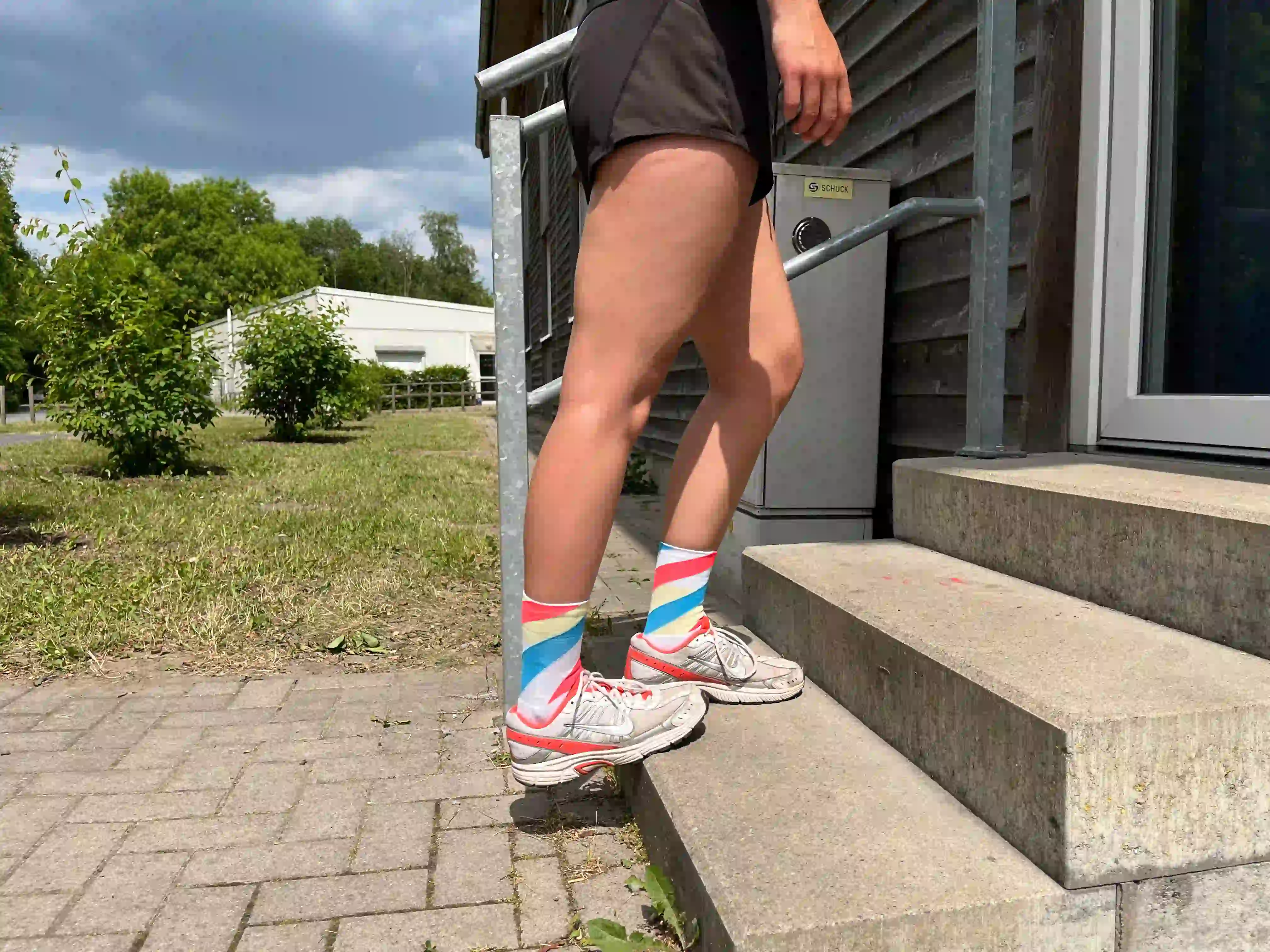 Junge Frau beim Gehen beziehungsweise Treppensteigen, um ihre Schritte zu sammeln