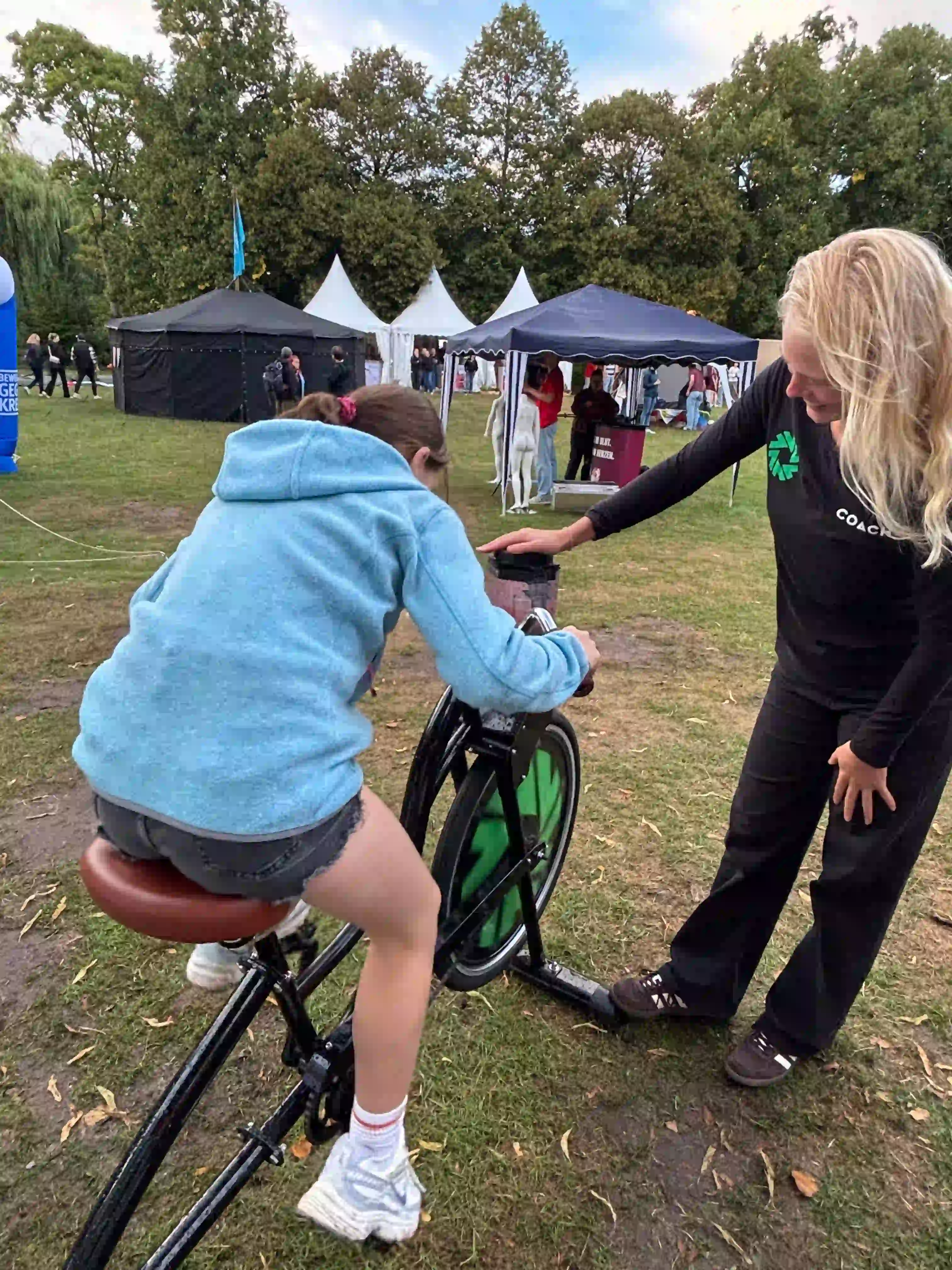 Strong Partners Coach mit einem Mädchen am Smoothiebike