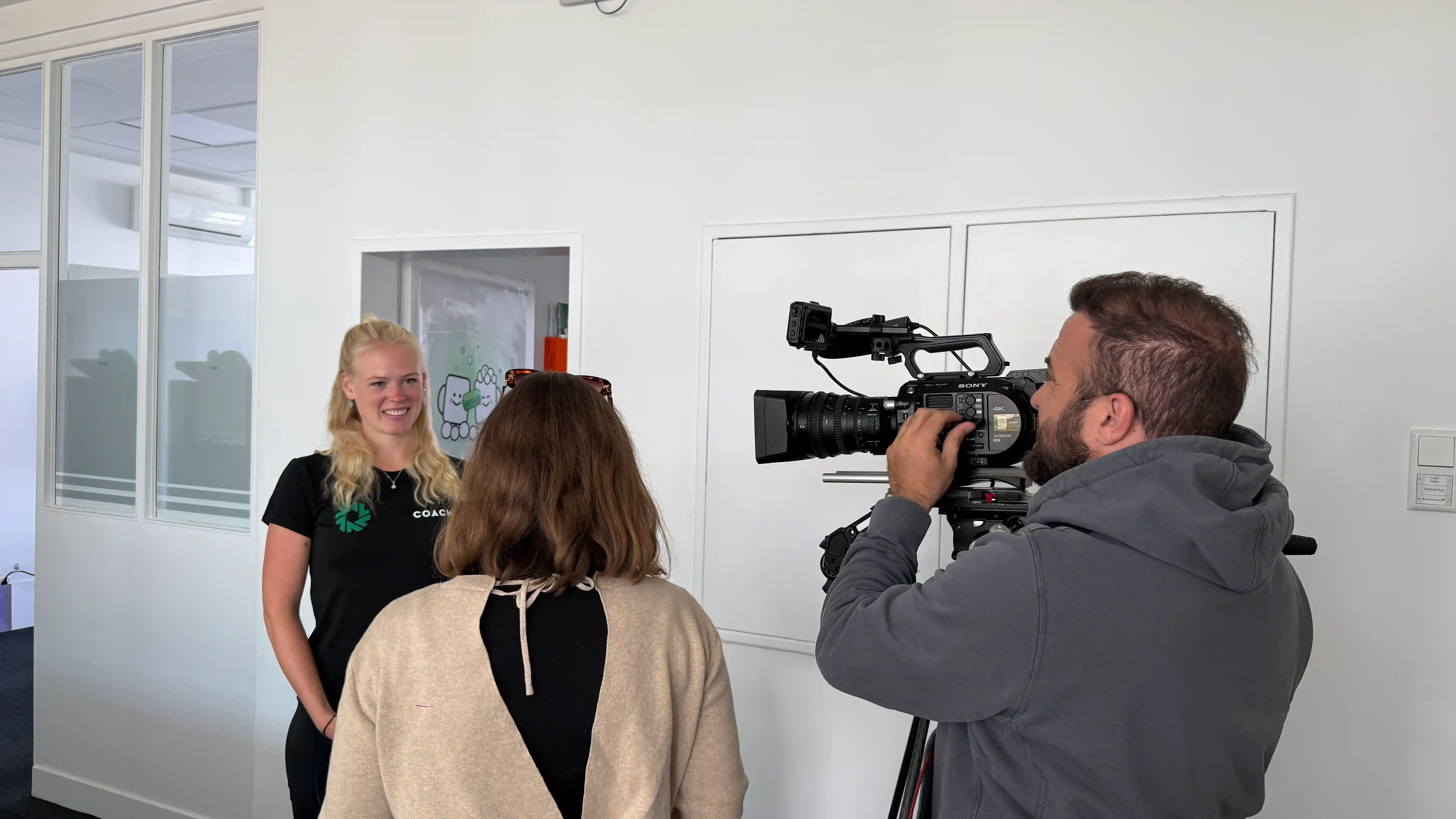 Strong Partners Ernährungsexpertin Antonia Hagedorn vor der Kamera für ein TV-Interview zum Thema Nuss Nougat Creme und deren Zuckergehalt