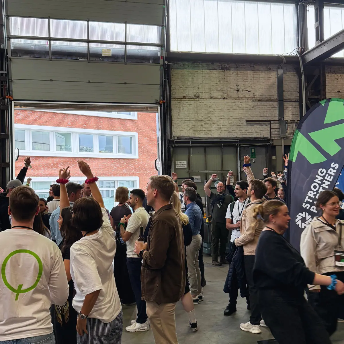 Gemischte Teams spielen bei der Networkout-Olympiade 2026 in den Lagerhallen des Dermasence-Geländes in Münster