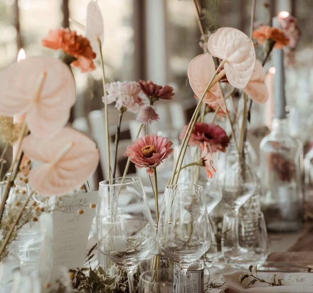 Allestimento floreale elegante per evento, composizioni con fiori chiari e atmosfera raffinata a Verona