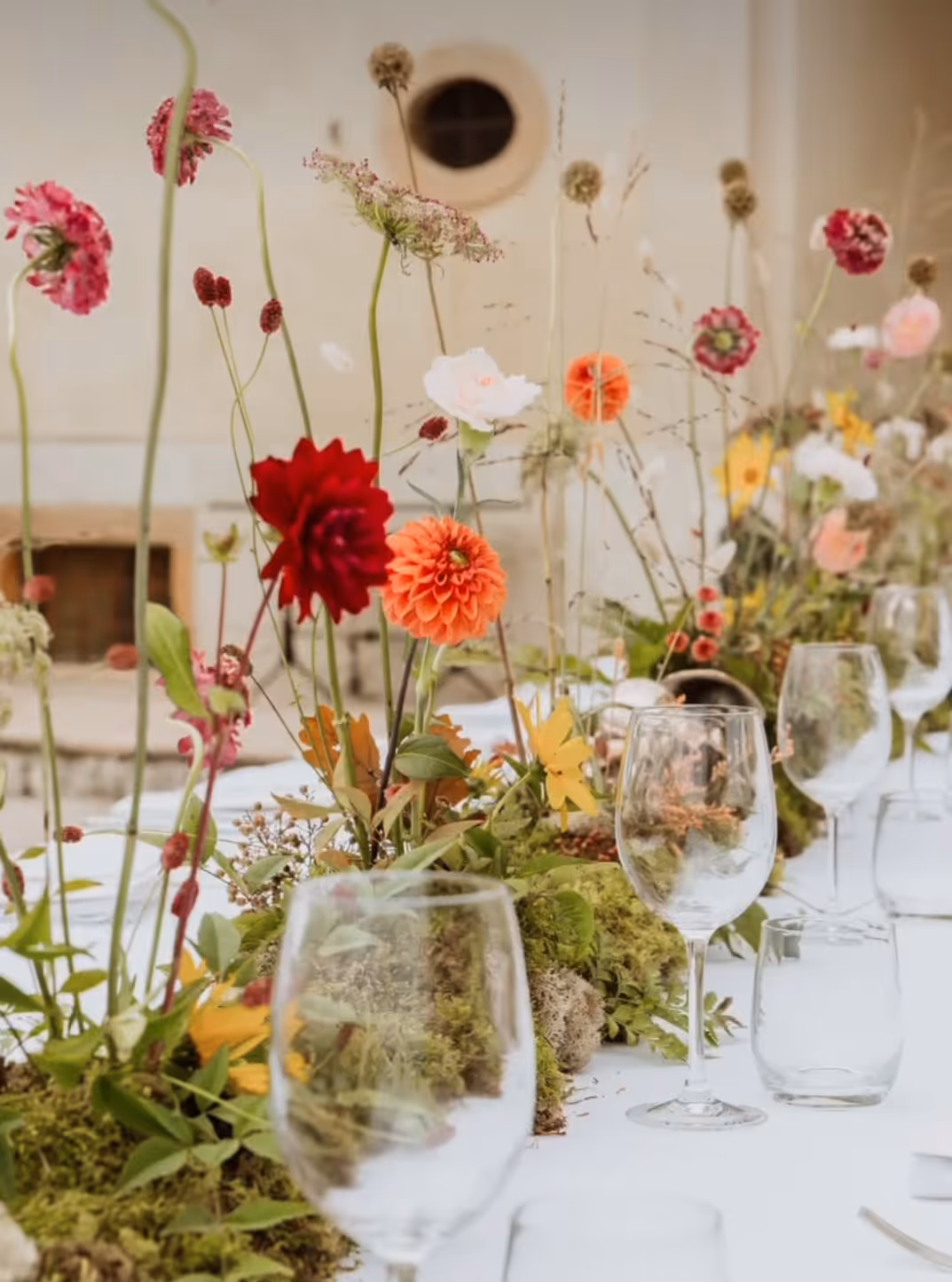 Allestimento floreale tavola evento con fiori colorati, decorazioni eleganti per ricevimento a Verona