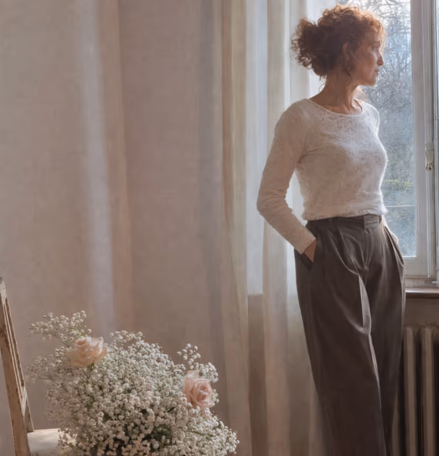 Sibilla floral designer in posa con composizione floreale, ritratto creativo per brand Frinèe