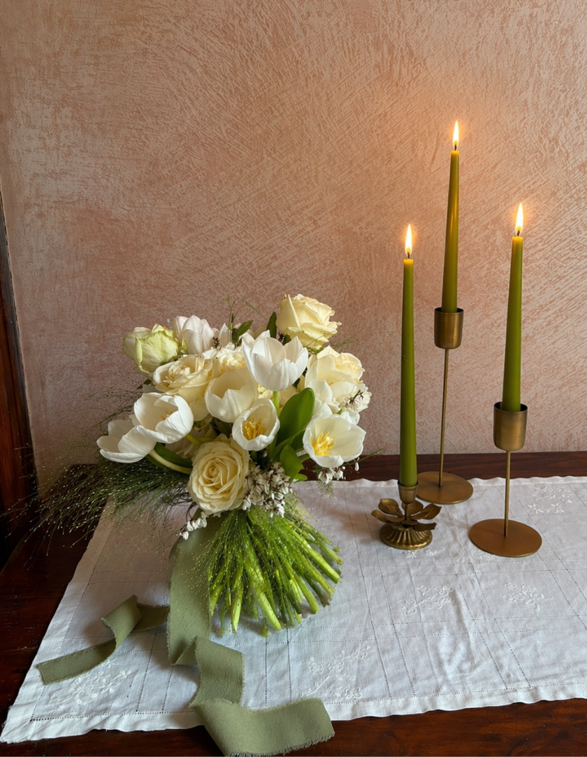 Bouquet minimalista su un tavolo