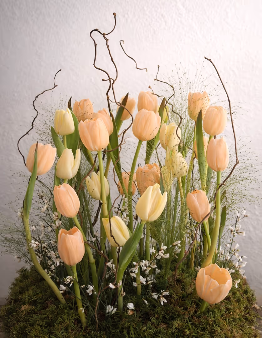 Tulipani in composizione floreale moderna, decorazione minimal per eventi e spazi interni