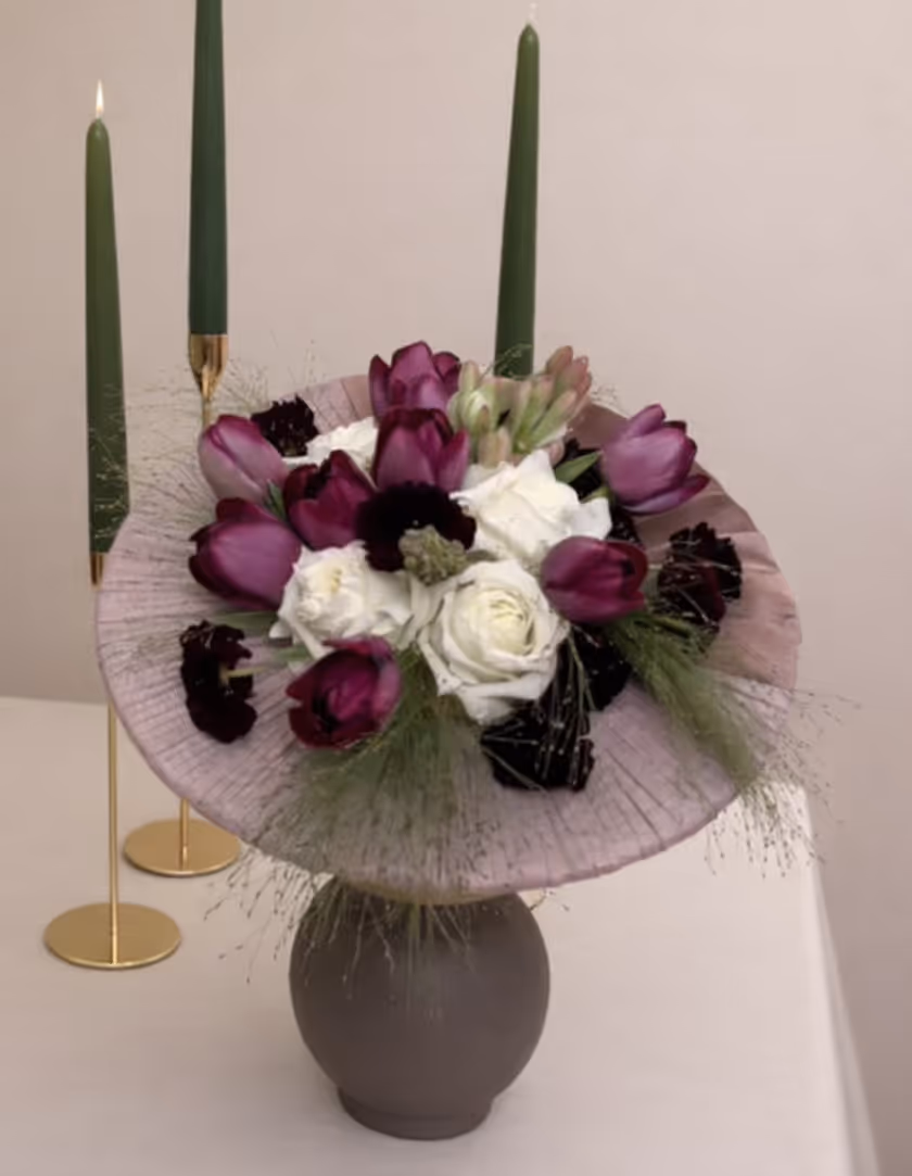 Composizione floreale in vaso con fiori scuri e accenti eleganti, allestimento per eventi raffinati by Frinée