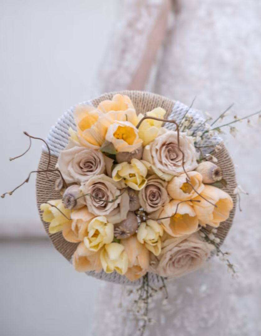 Bouquet sposa con fiori chiari e delicati, composizione floreale per matrimonio romantico