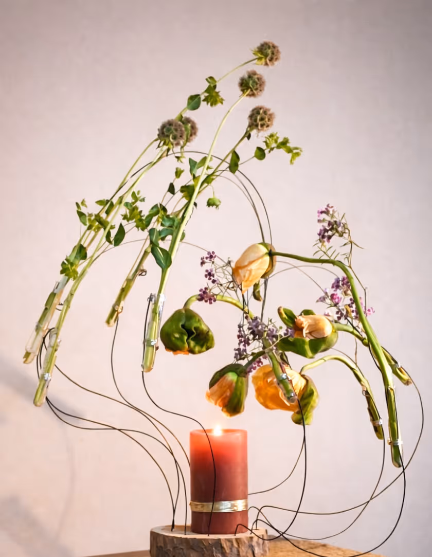 Composizione floreale artistica con elementi naturali e fiori stagionali, design creativo per eventi by Frinée