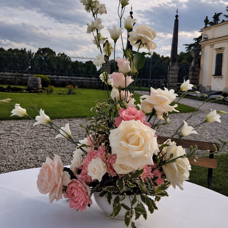 Decorazione floreale tavola evento con composizioni lineari e palette naturale, floral design moderno