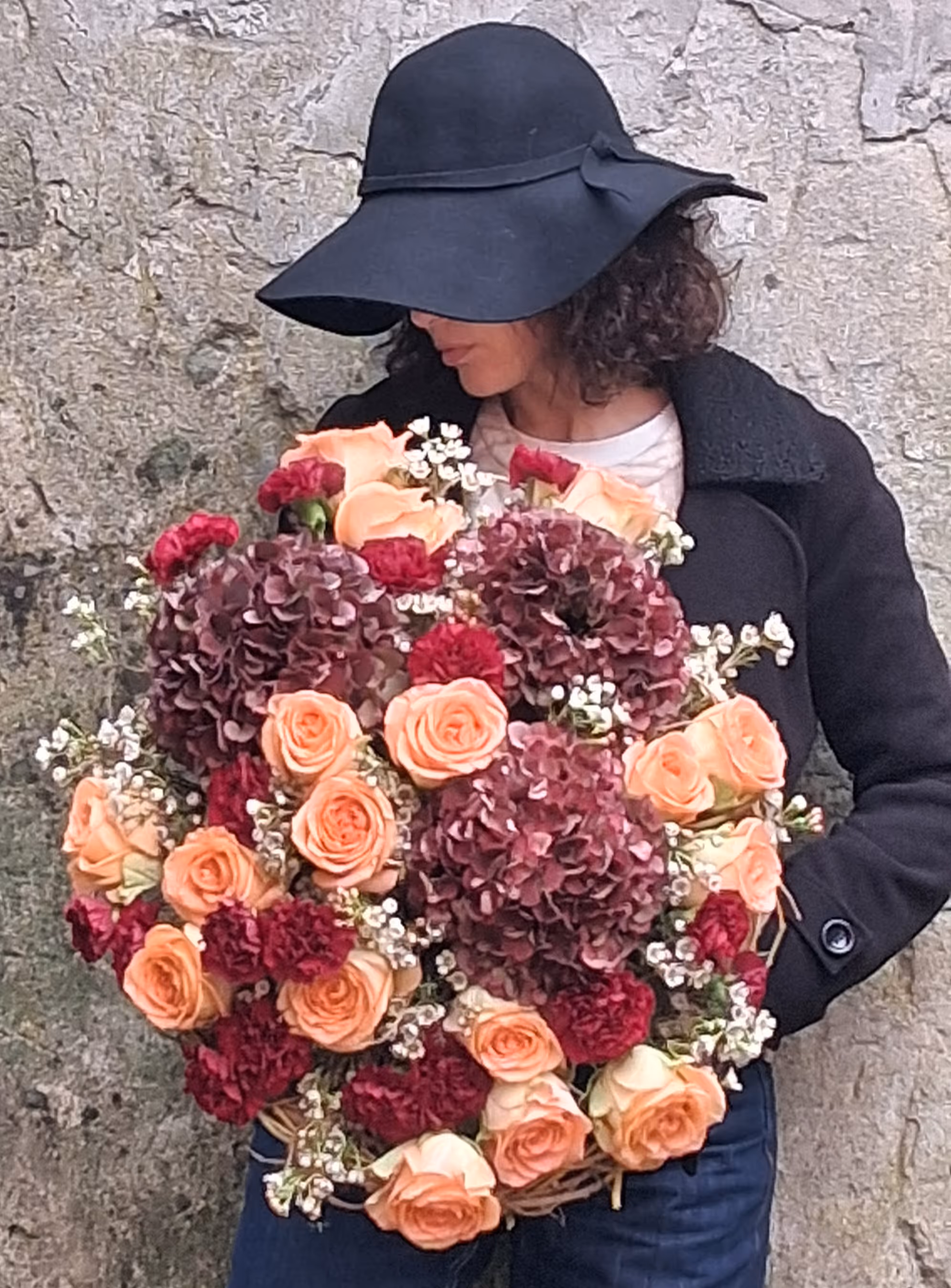Floral designer al lavoro con bouquet di fiori colorati, progettazione floreale per matrimoni ed eventi