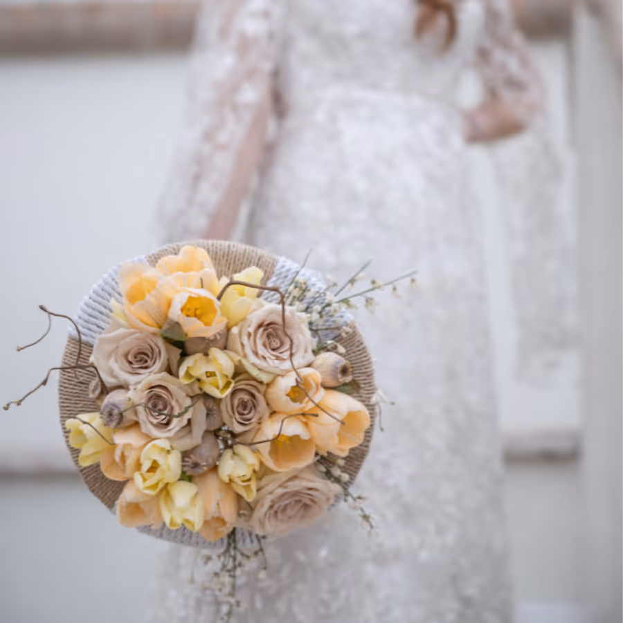 Bouquet sposa con fiori chiari e delicati, composizione floreale per matrimonio romantico