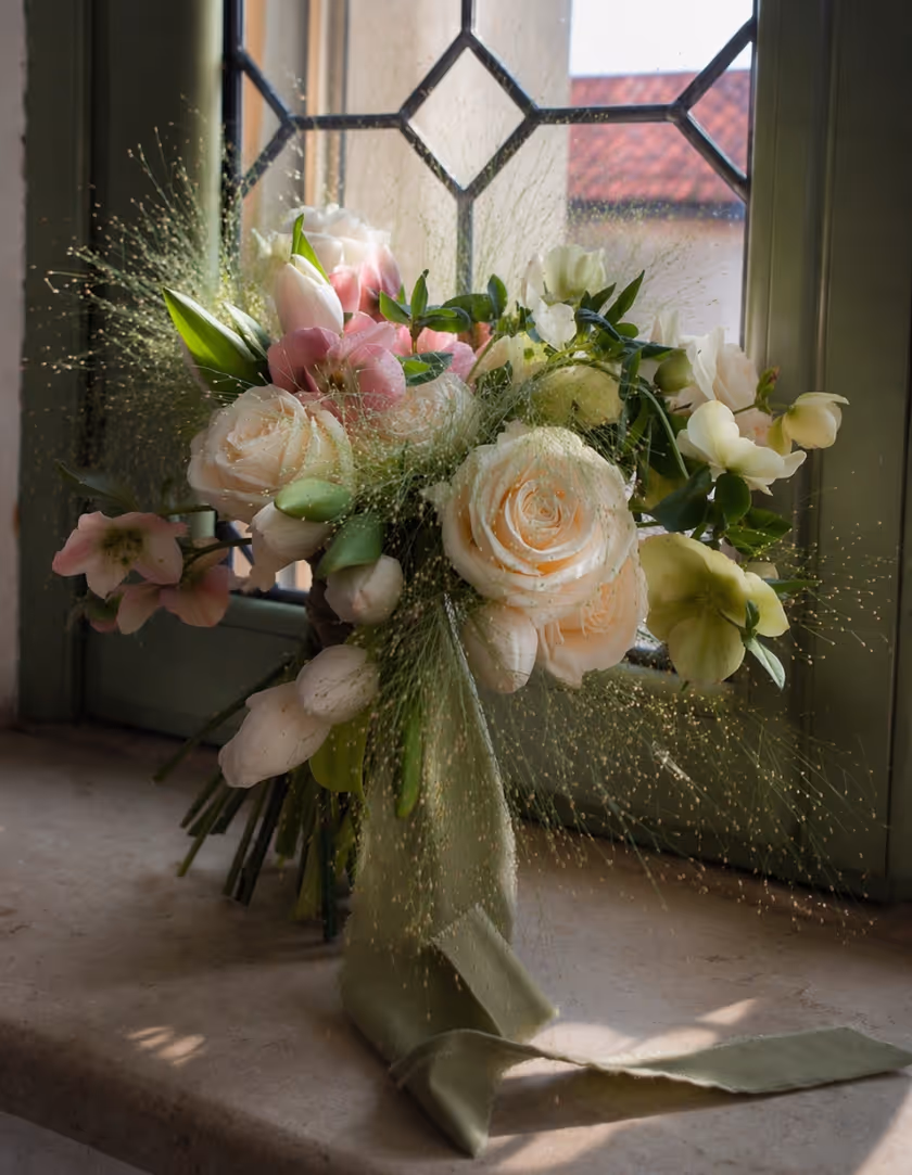 Bouquet con rose, composizione floreale romantica per matrimonio