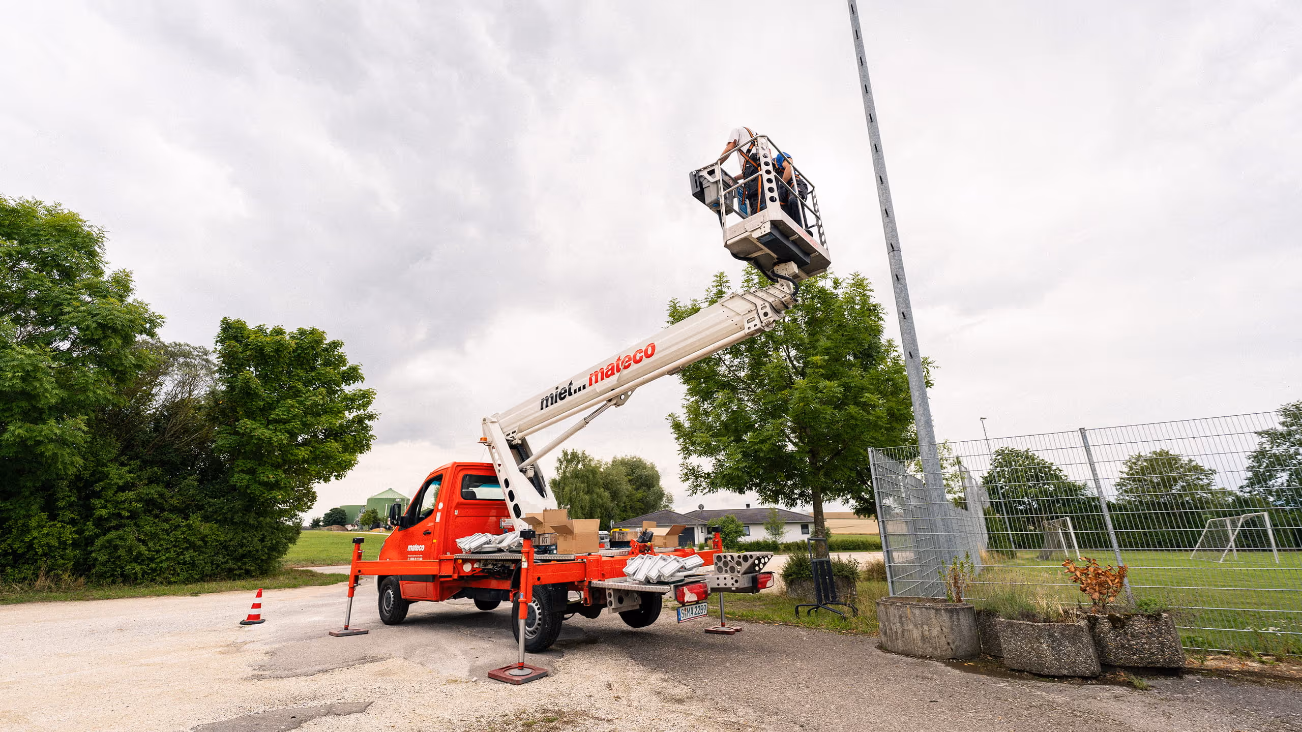 Umrüstung einer LED-Flutlichtanlage am Flutlichtmast mit Hubarbeitsbühne auf einem Sportplatz