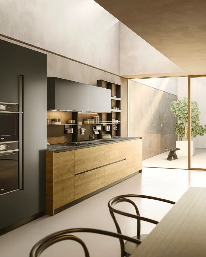 Cuisine lumineuse avec meubles bas en bois clair, grandes armoires gris anthracite et étagères ouvertes – cuisiniste indépendant toulouse