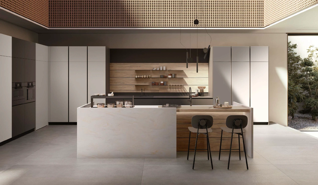 Cuisine moderne spacieuse avec grand îlot central clair, espace repas en bois et hautes colonnes blanches – aménagement de cuisine ouverte à Toulouse