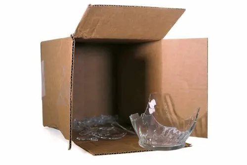 Ein Foto eines schlecht verpackten Kartons mit einer zerbrochenen Glasvase.
