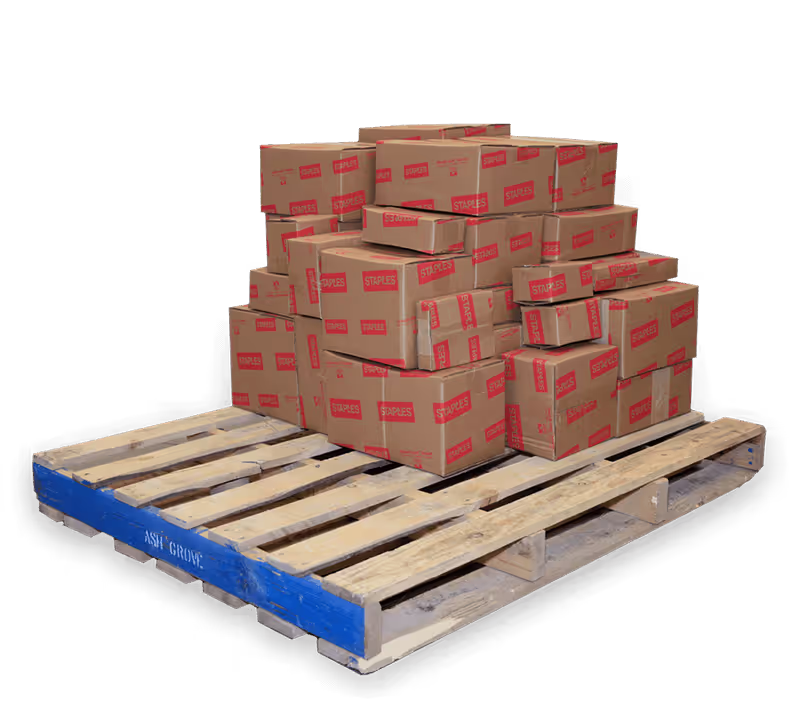 Ein Foto einer Versandpalette mit Kartons der richtigen Größe von Staples. Beachtet den zusätzlich eingesparten Platz (und die geringeren Kosten).