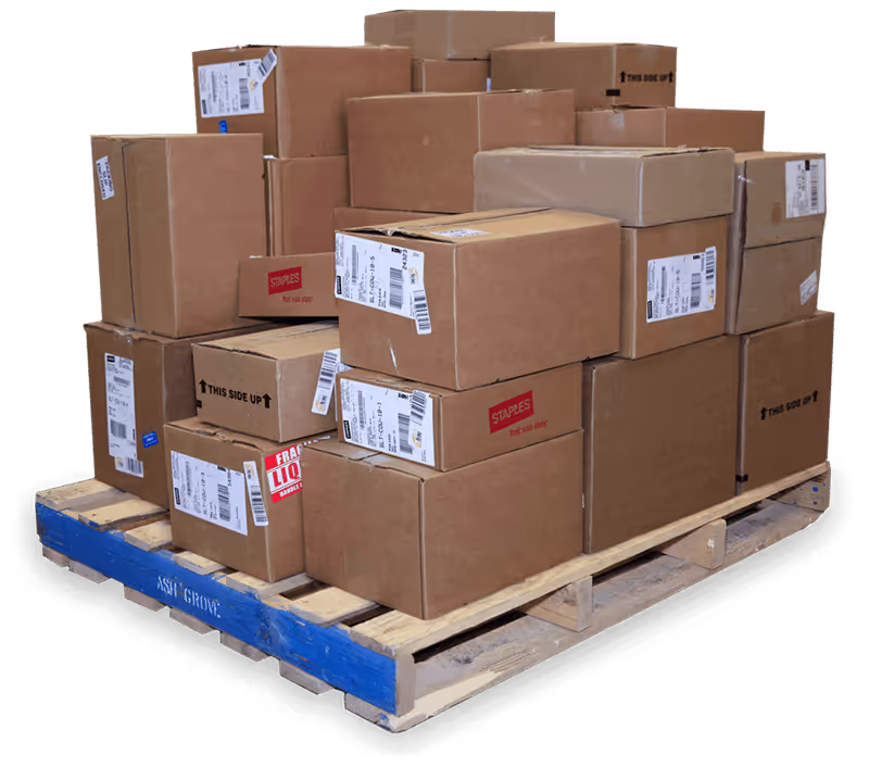 Ein Foto einer Palette voller Kartons, die nicht die richtige Größe haben und ungenutzten Platz enthalten.