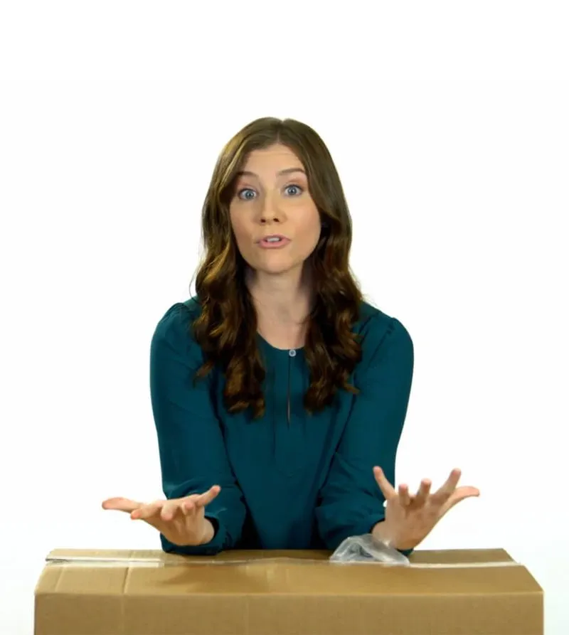 Foto de una mujer hablando sobre empaques bajo demanda.