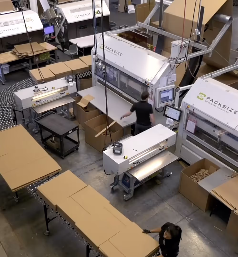 Ein Foto von Maschinen der Packsize EM-Serie, Klebemaschinen, Z-Falzmaschinen und anderem Verpackungszubehör.