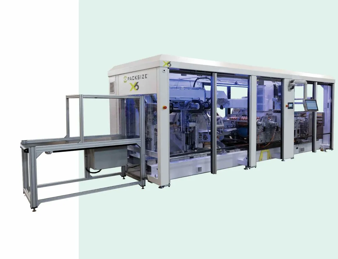 De afbeelding toont het Packsize X6-verpakkingssysteem tegen een groene achtergrond.