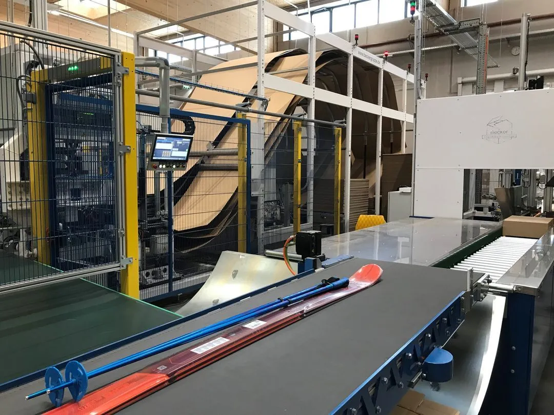 Atomic-ski's klaar om verpakt te worden op een aangepaste machinelijn van Packsize.