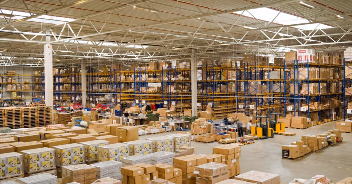 A photo of the packaging area inside of LOEWE Logistics & Care GmbH warehouse.