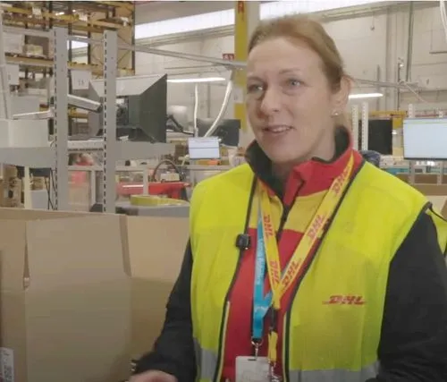 La imagen presenta a Estela Gómez, Gerente de Sitio en DHL