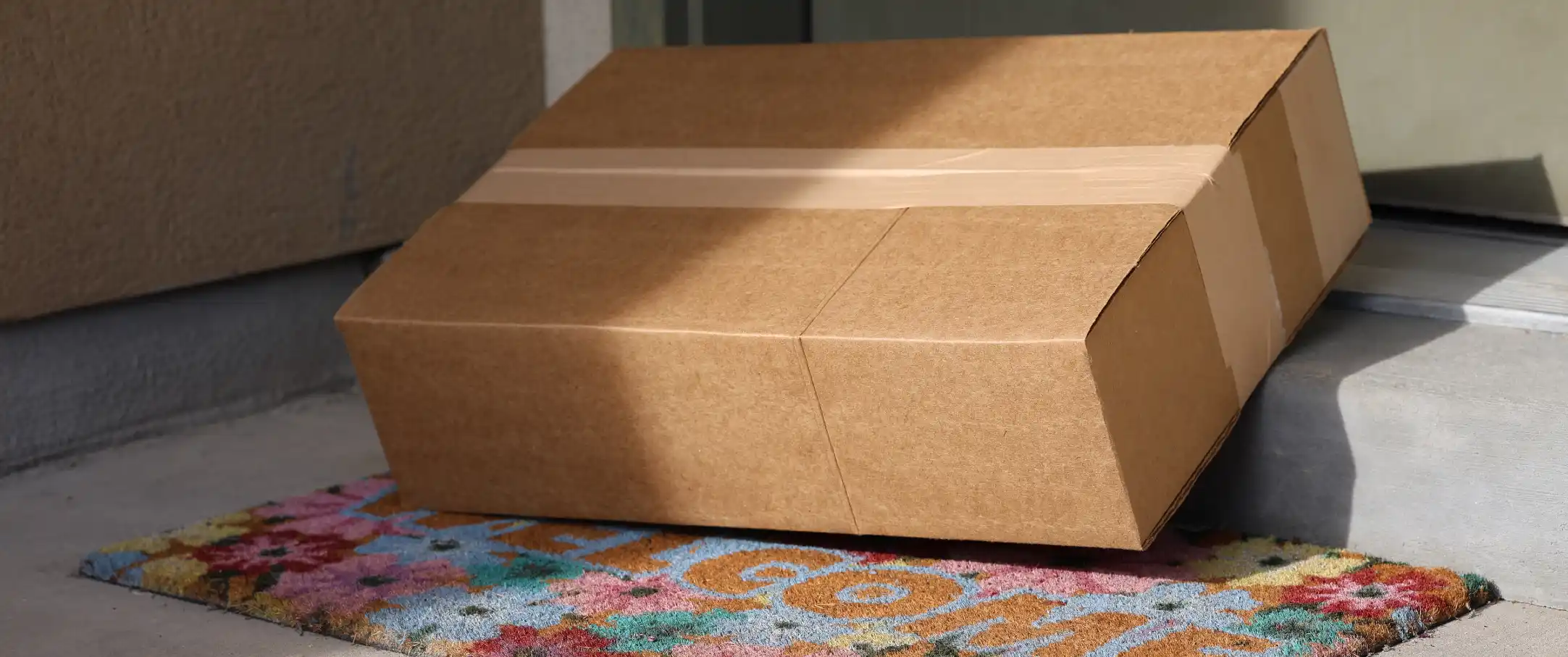 Opakowanie Packsize o dopasowanych wymiarach, dostarczane pod drzwi