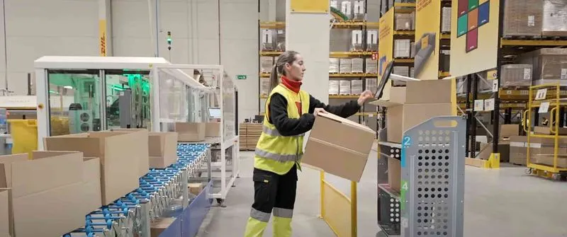 Las cajas Packsize bajo demanda se crean y luego se cargan en robots móviles autónomos (AMR) de Locus Robotics