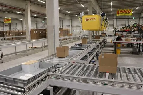 Hier treffen vorkommissionierte Produkte und der dazu perfekt passende Karton aufeinander. 